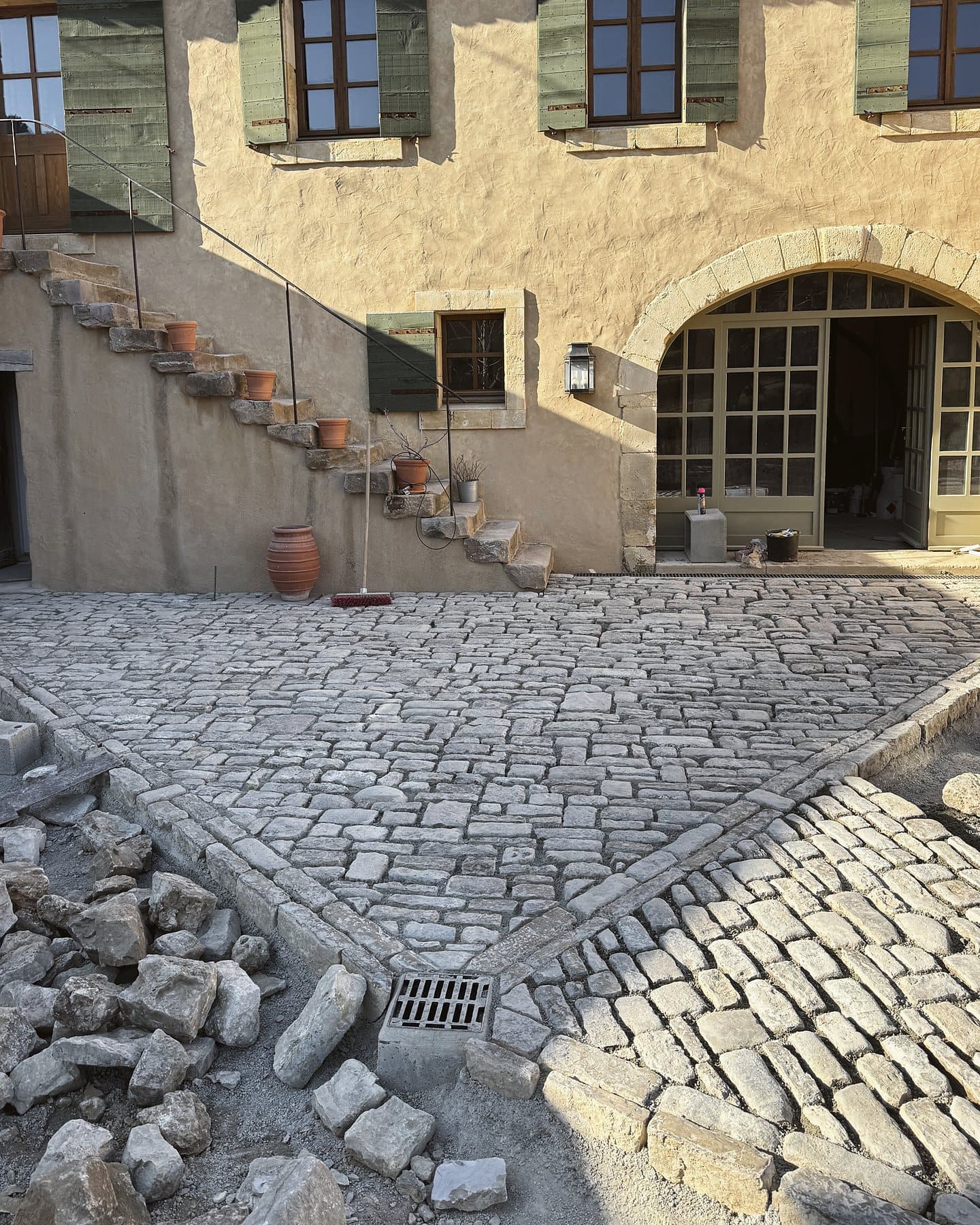 Pavés d'écurie de récupération — pose extérieure, pose scellée, Cour en pavés d'écurie, Beaumes-de-Venise (84) — AG SOLS