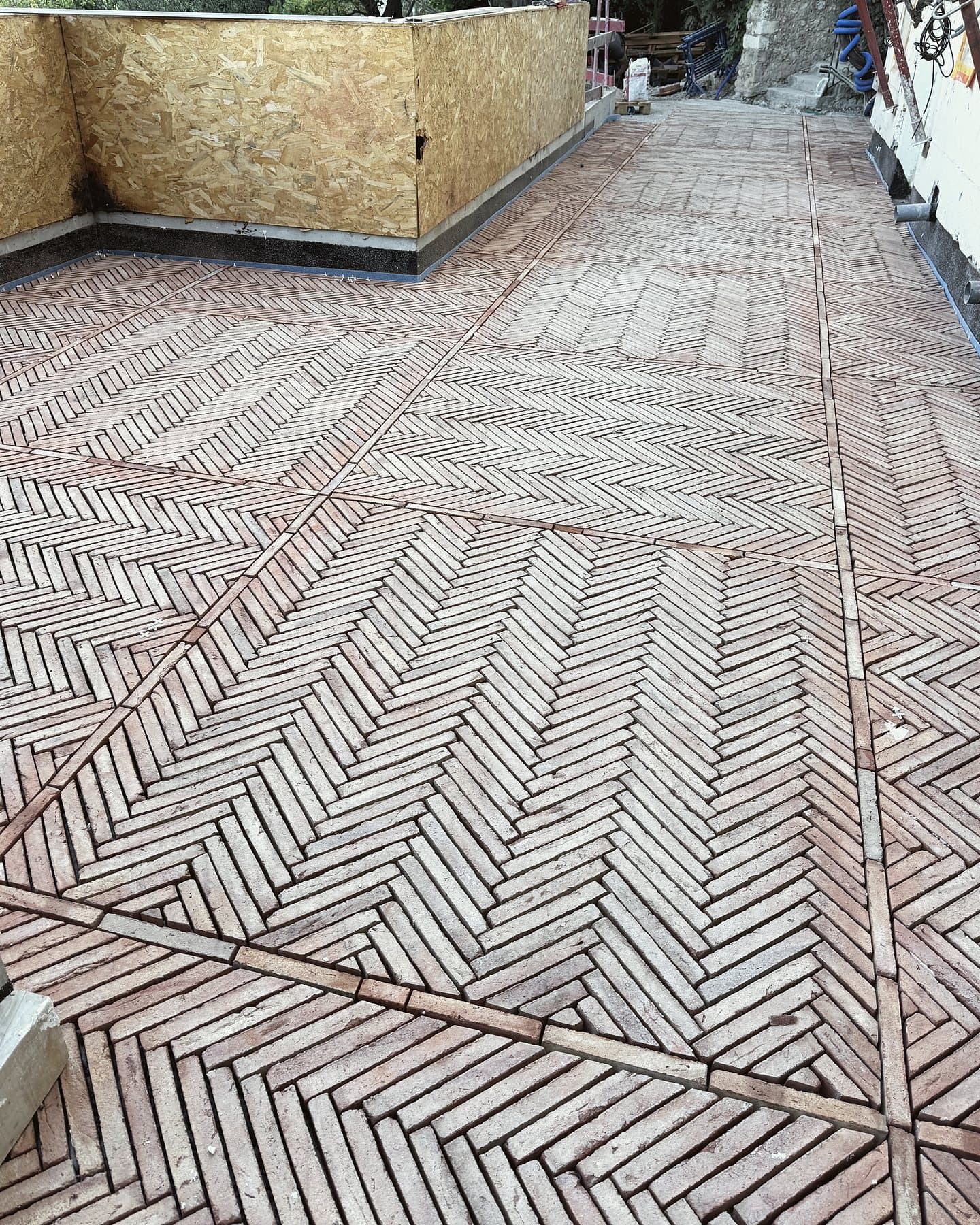 Parefeuilles briquettes — pose en chevrons, pose collée, Villa, parefeuilles en chevrons, Saint-Jean-Cap-Ferrat (06) — AG SOLS