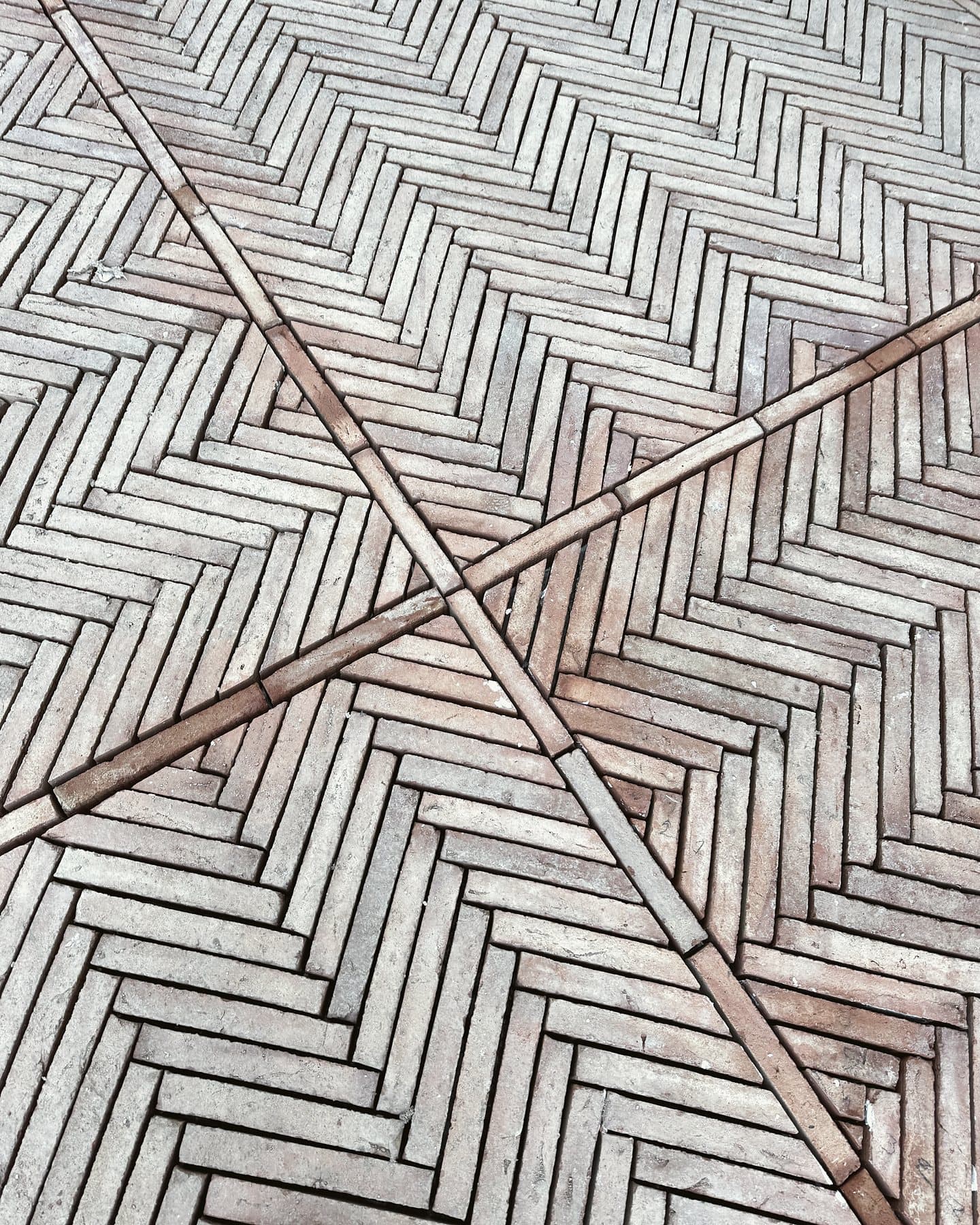 Parefeuilles en terre cuite posés en chevrons sur une terrasse à Saint-Jean-Cap-Ferrat, chantier AG SOLS