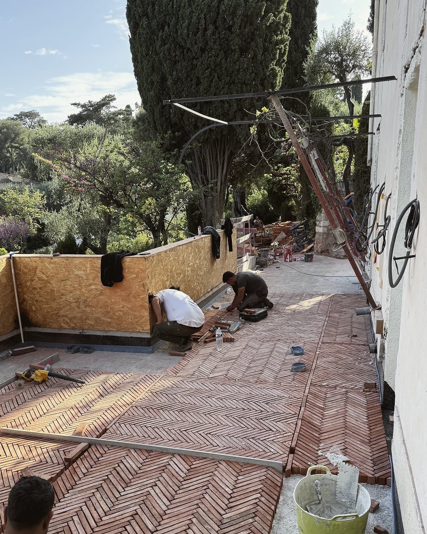 Parefeuilles briquettes — pose en chevrons, pose collée, Villa, parefeuilles en chevrons, Saint-Jean-Cap-Ferrat (06), vue 5 — AG SOLS