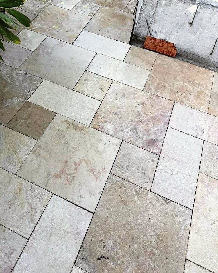 Pierre de la Turbie, 4 cm — opus selon calepin d'architecte, pose collée, Villa, opus en pierre de la Turbie, Saint-Jean-Cap-Ferrat (06) — AG SOLS
