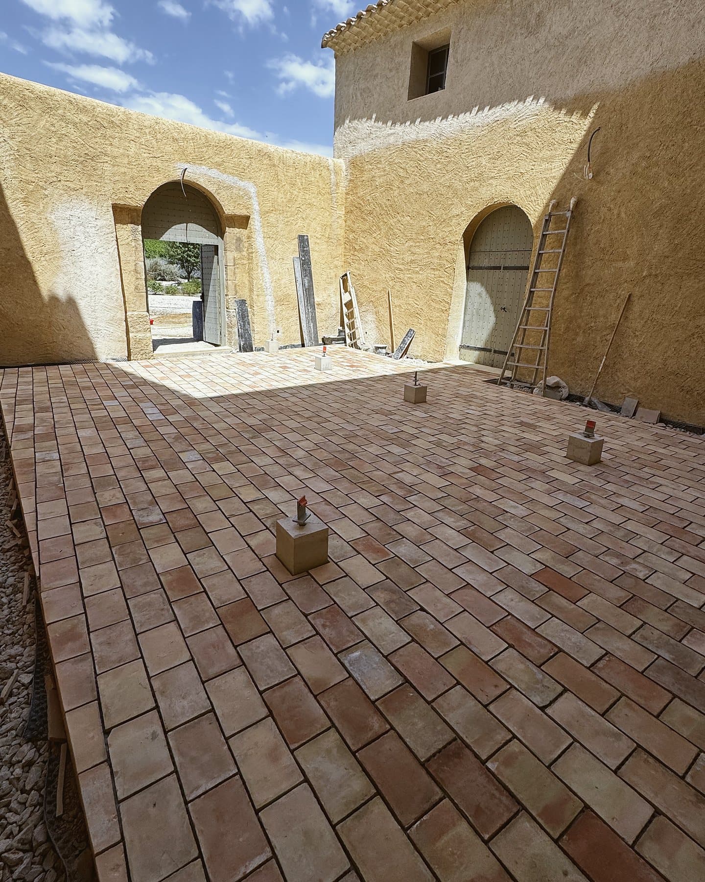 Parefeuilles — pose en extérieur, cour du château, pose scellée, Château du Seuil, cour en parefeuilles, Aix-en-Provence (13), vue 3 — AG SOLS