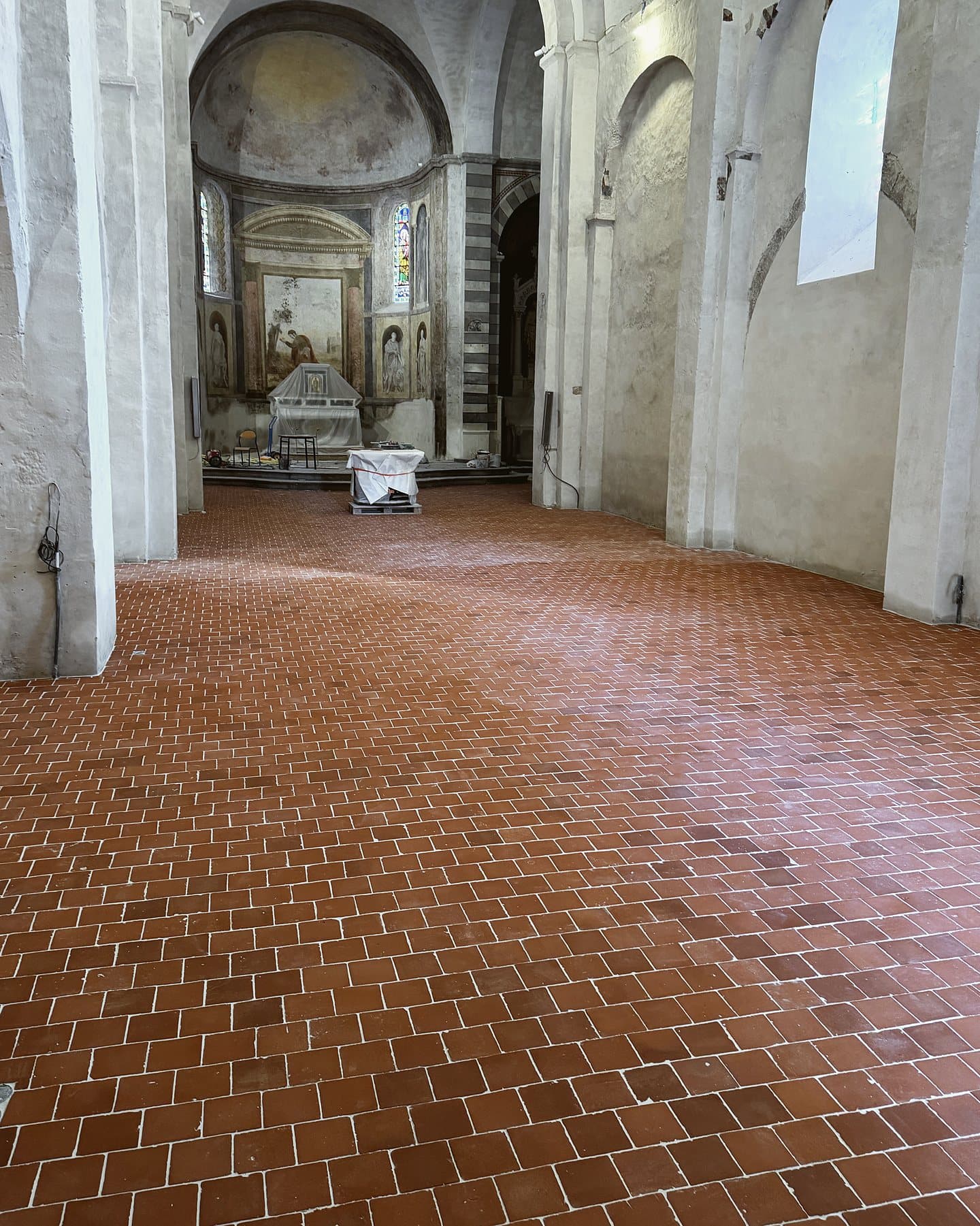 Terres cuites 15 × 15 — pose droite, pose scellée à la chaux, Église de Saillans, Saillans (Monument Historique) — AG SOLS