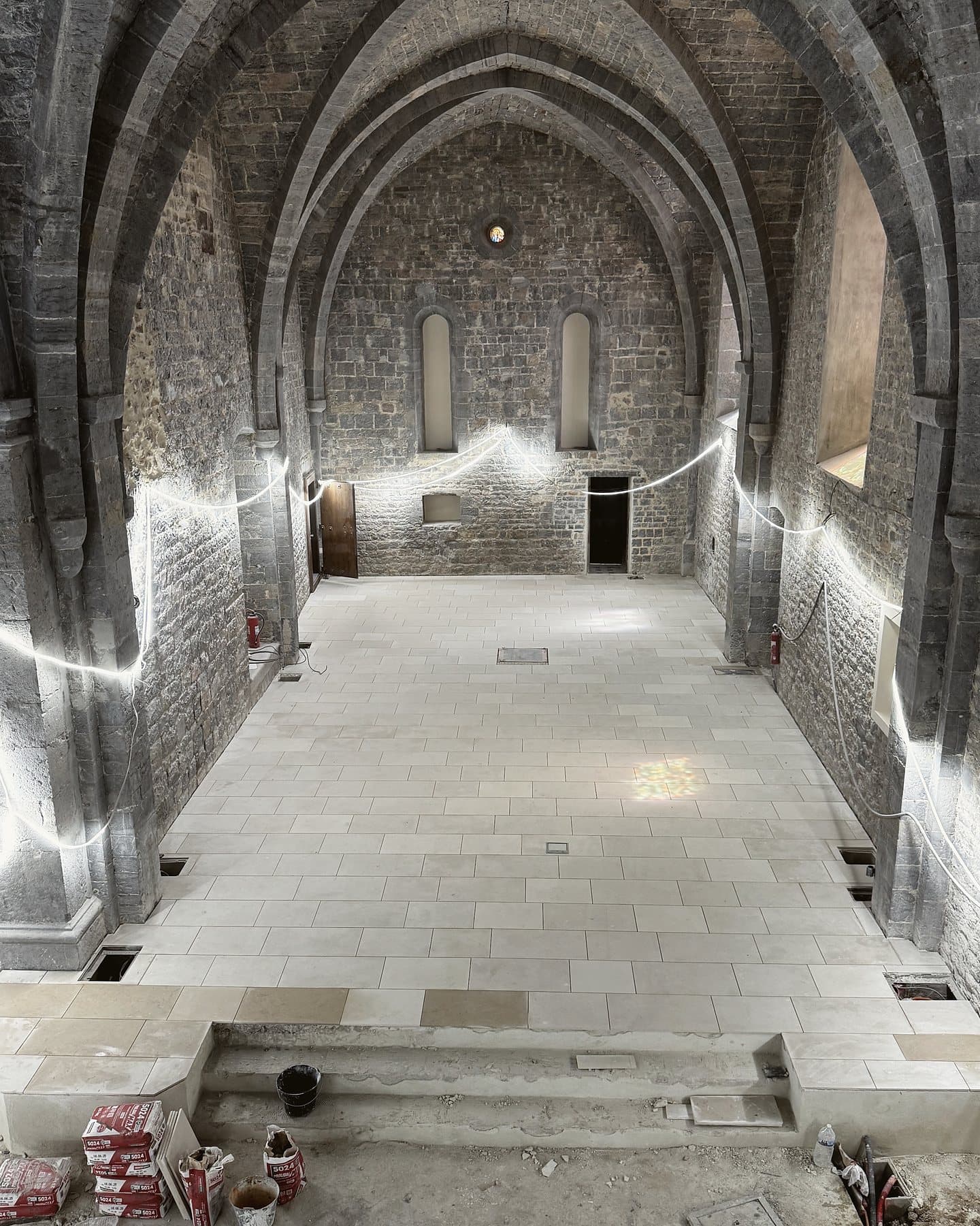 Pierre de Massangis — pose cathédrale en longueur libre selon calepin, pose scellée à la chaux, Église Saint-Jean, le chœur, La Valette-du-Var (83) (Monument Historique) — AG SOLS