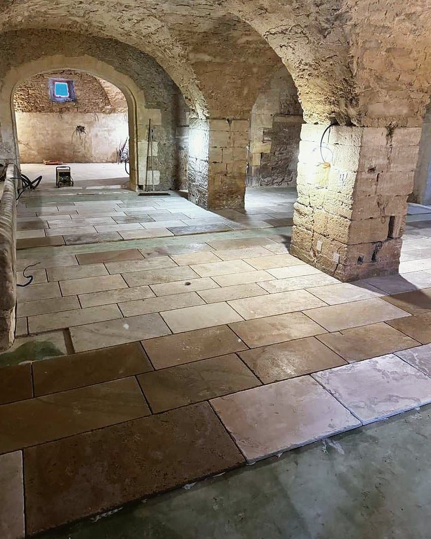 Pierre de Luget — pose cathédrale sur plancher chauffant, pose collée, Maison, pierre de Luget, Ménerbes (84) — AG SOLS