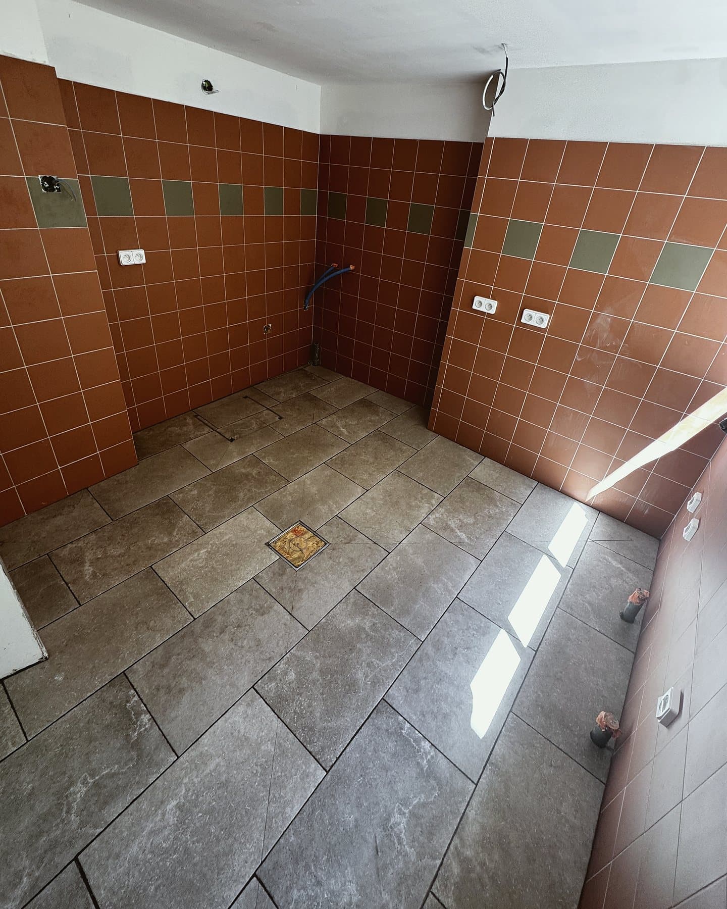 Carrelage antidérapant et faïence 20 × 20 — pointes de diamant, pose collée, Restaurant La Cabane, Villeneuve-lès-Avignon — AG SOLS