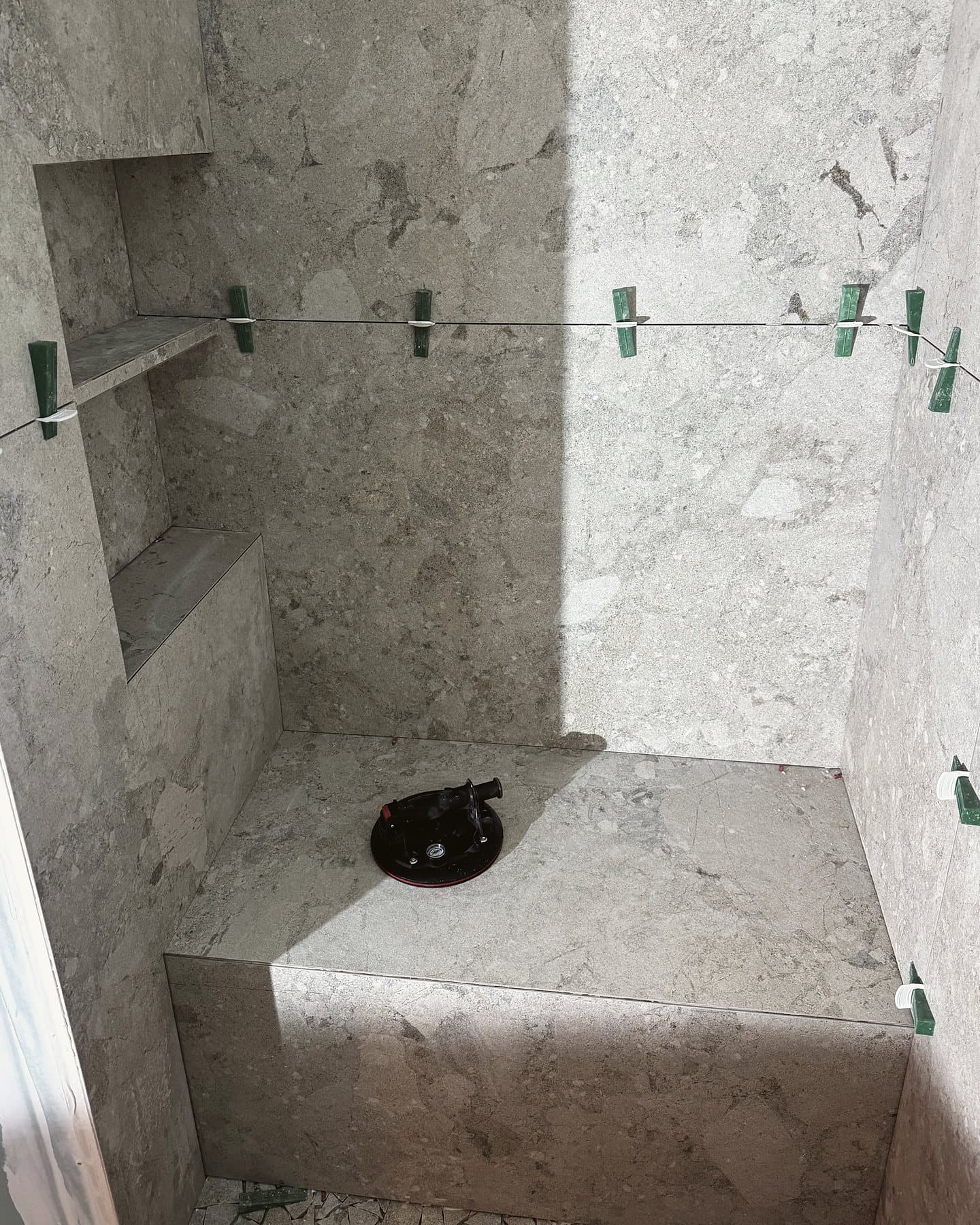 Faïence — finition biseau, double encollage : douche, niche, banc et plan vasque, pose collée, Salle de bain, faïence, finition biseau, Les Angles (30) — AG SOLS