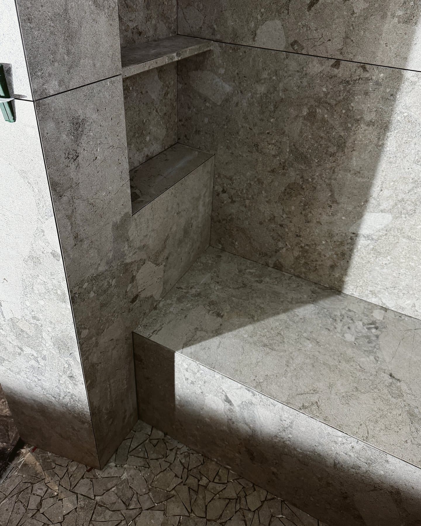 Faïence — finition biseau, double encollage : douche, niche, banc et plan vasque, pose collée, Salle de bain, faïence, finition biseau, Les Angles (30), vue 3 — AG SOLS