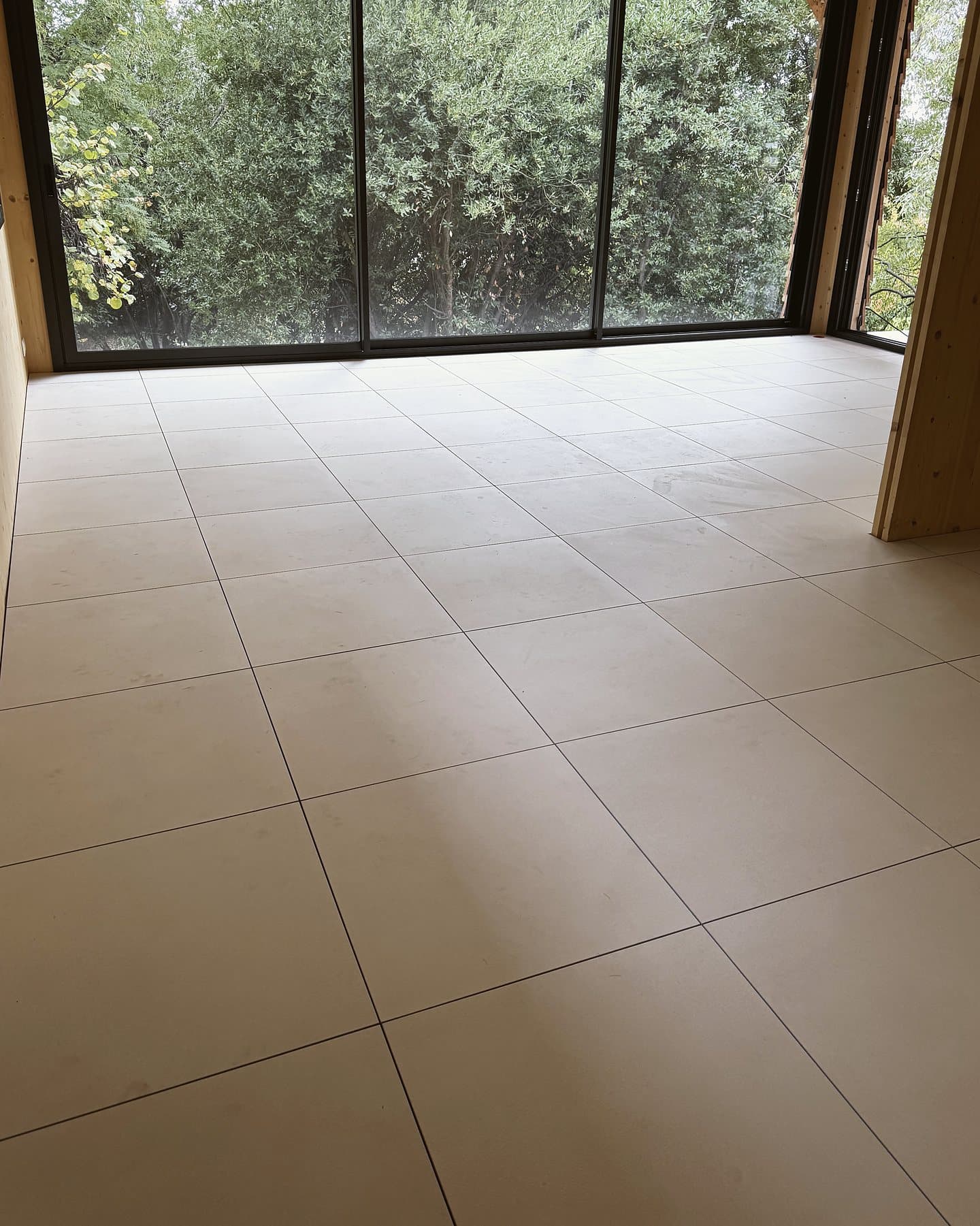 Carrelage 60 × 60 — pose sur natte de désolidarisation, pose collée, Carrelage 60 × 60 sur plancher bois, Sauveterre — AG SOLS